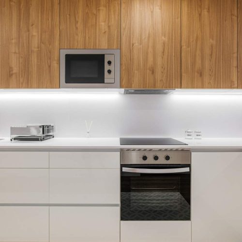 cocina-elegante-muebles-modernos-color-blanco-alacenas-madera-piso-combinado